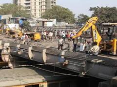 मुंबईतील हँकॉक पूल पुनर्बांधणीसाठी दुसरा गर्डर स्थापन करण्याचे काम पूर्ण