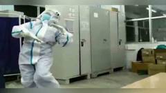 Coronavirus in WB: সিলেটি গানের তালে পিপিই কিট পরে নাচ! সোশ্যাল মিডিয়ায় ঝড় তুললেন আসানসোলের নার্স