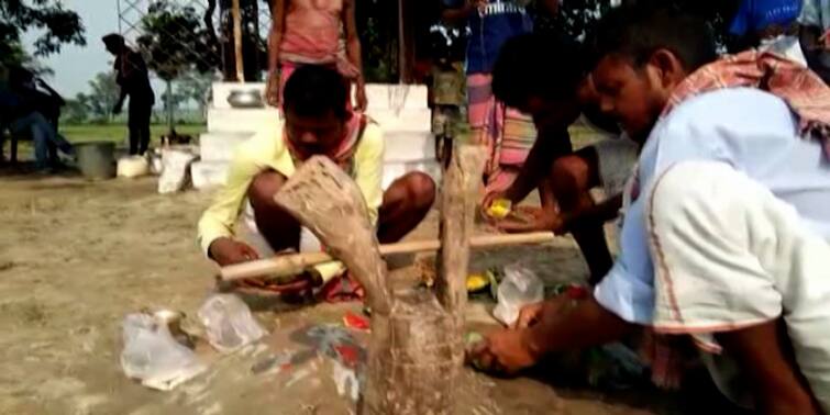 Villagers in Malda's Habibpur performs puja to keep corona out of Village, social distancing norms go on a toss at the puja Covid19 Update: গ্রামে যাতে করোনা না ঢোকে তাই পুজো মালদার হবিবপুরে, থিকথিকে ভিড়ে উধাও দূরত্ববিধি