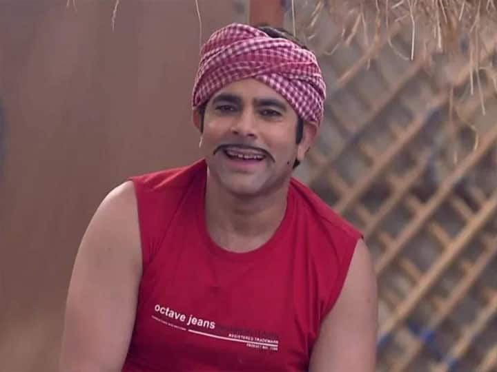 टीका राम के साथ नुक्कड़ पर चाय की दुकान में गप्पे मारने वाले मलखान का असली नाम दीपेश भान हैं जो एक फेमस एक्टर हैं. साल 2007 में 'फालतू अटेंम्प चटपटी कहानी' से डेब्यू किया था. इसके बाद वह 'में आई कमइन मेडम' में भी नजर आ चुके है.