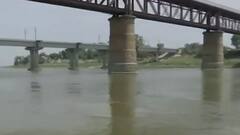 प्रयागराज: गंगा किनारे दफन शवों का दाह संस्कार करा रहा प्रशासन