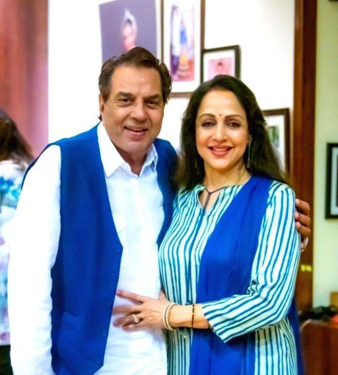 हेमा मालिनी से शादी के बाद धर्मेंद्र के पारिवारिक मामलों से जुड़ी खबरें भी सामने आईं, लेकिन हेमा मालिनी इनसे हमेशा इनकार करती रहीं. हेमा मालिनी ने अपनी आत्मकथा 'बियोंड द ड्रीम गर्ल' के लॉन्चिंग इवेंट के दौरान भी इसका जिक्र किया था.