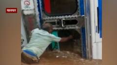 Mumbai Rain | पुलाच्या अपूर्ण कामामुळं रस्त्याचा अंदाज न आल्यानं पालघरमध्ये ट्रक उलाटला