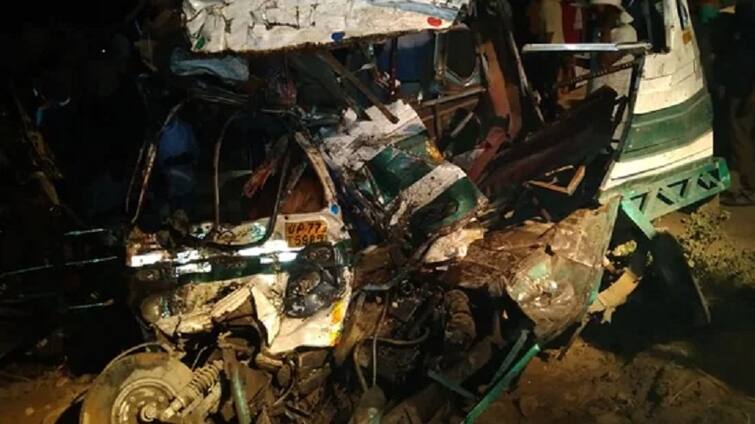 kanpur accident many killed in bus and tempo collision અમદાવાદ આવતી બસને અકસ્માત નડતાં 17નાં મોત, ઘાયલોને લઈ જવા એમ્બ્યુલન્સ ખૂટી પડી.......