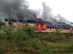 PHOTO : कोकण रेल्वे मार्गावर विजेचं काम करणाऱ्या विशेष गाडीला आग, वाहतूक विस्कळीत