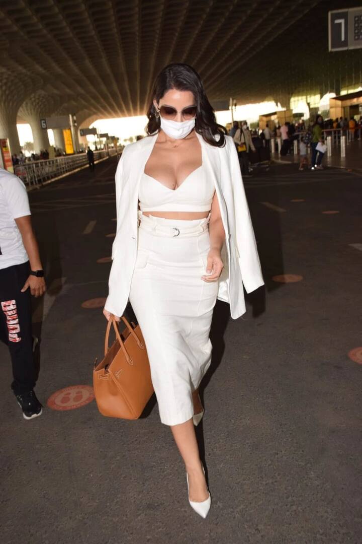 Nora Fatehi - नोरा फतेही जब सज धज कर घर से निकलती हैं तो उनके स्टाइल पर लाखों फिदा हो जाते हैं और उनकी चाल के बारे में हम क्या कहें. नोरा की मस्तानी चाल देखकर तो फैंस दिल थामे हुए ही रह जाते हैं.  (फोटो - सोशल मीडिया)