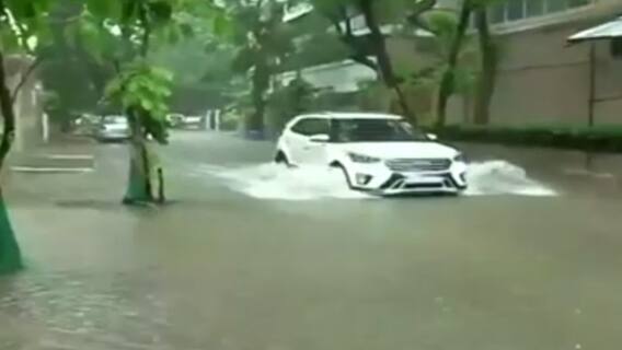 पहली बारिश में पस्त हुई Mumbai, सड़कों पर पानी भरने से हुआ Traffic जाम | Matrabhumi