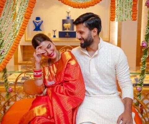 तृणमूलच्या खासदार नुसरत जहां यांनी बुधवारी एक निवेदन जारी करत सांगितले आहे की निखिल जैन यांच्याशी तिचे लग्न कधीच वैध नव्हते. कारण, भारतात विशेष विवाह कायद्यांतर्गत वैवाहिक संबंध कायम असणे आवश्यक आहे. लग्न कायदेशीर, वैध आणि व्यवहार्य नव्हते म्हणून घटस्फोटाचा प्रश्नच उद्भवत नाही, असे त्यांनी स्पष्ट केले.