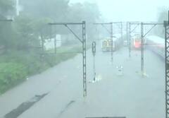 Mumbai Rains Photos: पहली बारिश में पानी-पानी हुई मुंबई, सड़कों पर पानी भरने से ट्रैफिक जाम