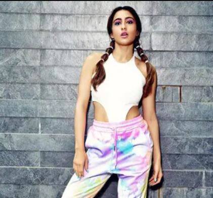 ਸਾਰਾ ਅਲੀ ਖਾਨ- ਸਾਰਾ ਅਲੀ ਖਾਨ ਨੇ ਦੁਨੀਆ ਨੂੰ ਦਿਖਾਇਆ ਕਿ ਮੇਕਅਪ ਸਿਰਫ ਰੈਡ ਕਾਰਪੇਟ ਪ੍ਰੋਗਰਾਮਾਂ ਲਈ ਨਹੀਂ ਹੈ ਬਲਕਿ ਇਸ ਨੂੰ ਰੋਜ਼ਾਨਾ ਜ਼ਿੰਦਗੀ 'ਚ ਵੀ ਲਗਾਇਆ ਜਾ ਸਕਦਾ ਹੈ। ਉਸ ਨੇ ਓਰੇਂਜ ਆਈ ਮੇਕਅਪ ਦੇ ਨਾਲ ਬਾਡੀਸੁਟ ਪਾ ਕੇ ਸੋਸ਼ਲ ਮੀਡੀਆ 'ਤੇ ਅੱਗ ਲਗਾ ਦਿੱਤੀ। 