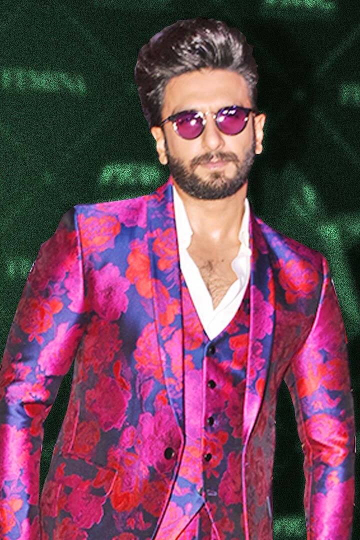 Ranveer Singh- एक्सपेरिमेंटल और लुक्स के बादशाह, रणवीर सिंह ने फ्लोरल प्रिंटेड टक्सीडो पहन कर हर किसी का ध्यान अपनी तरफ खींचा. उन्होंने इस सूट को सफेद शर्ट के साथ स्टाइल किया था.