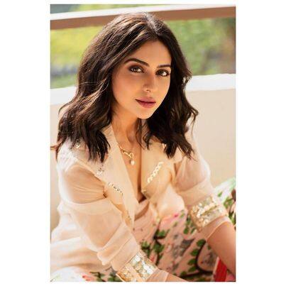 तो इसलिए मैं उम्मीद करती हूं कि लोग एक दूसरे की कद्र करना शुरू करेंगे. लोगों की मदद के लिए फंड इकट्ठा करने की मुहिम के बारे में बात करते हुए रकुलप्रीत ने कहा कि अगर ये मेरे हाथ में होता तो मैं गलियों में जाकर लोगों की मदद करती. लेकिन कुछ नियम हैं जिनके मुताबिक ही सबको चलना होगा.