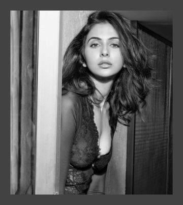 ‘मेरा खून खौल उठता है’ - अपना गुस्सा जाहिर करते हुए रकुलप्रीत ने कहा कि मुझे इस मामले को लेकर काफी कुछ कहना था लेकिन हाल ही में मानेसर में हुए रेप के मामले को लेकर मैंने एक खबर पढ़ी और ऐसी खबर पढ़कर मेरा खून खौल उठा. देश में लोग महामारी से मर रहे हैं, पूरी दुनिया कोरोना से जूझ रही है, और देश के अंदर ऐसे भी लोग हैं जो ये सब कर रहे हैं. मुझे समझ नहीं आता कि ऐसे लोगों का क्या करें. कई बार हम लोगों को इंसान कहने को लेकर भी मन में सवाल आता है.