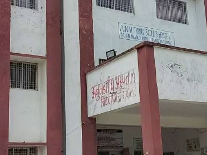 Security lapse in ANM hostel supaul head clerk reached to meet his girlfriend in the night ann बिहारः ANM छात्रावास की सुरक्षा में चूक, रात के अंधेरे में माशूका से मिलने पहुंचा गया प्रधान लिपिक