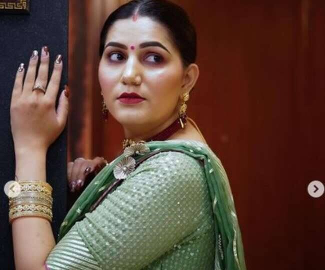 वैसे आपको बता दें कि बुलंदियों पर पहुंची सपना ने कभी काफी संघर्ष किए और उसके बाद इस मुकाम पर पहुंची हैं. उन्होंने 11 साल की उम्र से ही डांस करना शुरू कर दिया था ताकि वह अपने परिवार का पेट पाल सकें. दरअसल, सपना के पिता के असमय निधन के बाद परिवार की जिम्मेदारी सपना पर आ गई थीं.