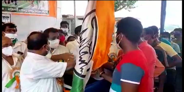 BJPs factional clash at Tarkeswar in Hooghly as party workers join TMC, local leader blames Dilip Ghosh TMC-BJP Clash:তারকেশ্বরে প্রকাশ্যে বিজেপির কোন্দল, দিলীপকে নিশানা স্থানীয় নেতার, ব্যবস্থা গ্রহণের ইঙ্গিত দলের