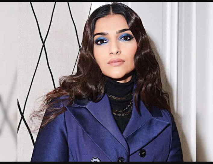 ਸੋਨਮ ਕਪੂਰ-ਜਦੋਂ ਮੇਕਅਪ ਦੀ ਗੱਲ ਆਉਂਦੀ ਹੈ ਤਾਂ ਸੋਨਮ ਕਪੂਰ ਦਾ ਨਾਮ ਜ਼ਰੂਰ ਸ਼ਾਮਲ ਹੁੰਦਾ ਹੈ। ਉਸ ਦੀ ਰਾਇਲ ਬਲਿਊ ਮੈਟਲਿਕ ਸਮੋਕਕੀ ਆਈ ਮੇਕਅਪ 'ਤੇ ਸਭ ਦੀਆਂ ਅੱਖਾਂ ਟਿਕ ਗਈਆਂ।