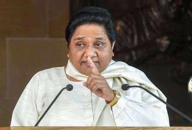 Mayawati said- Decision on free Covid vaccination appropriate but late मायावती का केंद्र सरकार पर हमला, कहा- देर से लिया गया मुफ्त कोरोना टीकाकरण का फैसला
