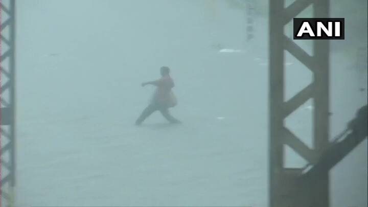 हवामान खात्यानं काही दिवसांपूर्वी दिलेल्या इशाऱ्याच्या धर्तीवर प्रशासनानं सर्वच यंत्रणांना येऊ घातलेल्या मान्सूनच्या दिवसांसाठी सतर्क राहण्याचा इशारा दिला. कुठे मान्सूनपूर्व कामांना वेग आला, तर कुठे शहरात सुरु असणाऱी रस्ते दुरुस्तीची कामं पूर्णत्वास नेण्याला गती मिळाली. (छाया सौजन्य- एएनआय)