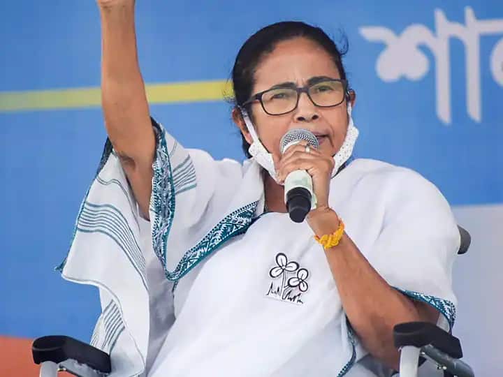 West Bengal CM Mamata Banerjee on new vaccination policy says no need to credit PM for free vaccine नई टीकाकरण नीति पर बोलीं CM ममता- मुफ्त वैक्सीन का PM मोदी को क्यों मिले श्रेय? राज्यों से दुर्व्यवहार पर बने यूनियन