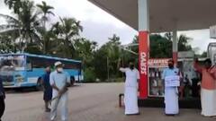 पेट्रोल पंप पर क्रिकेट खेल तेल की बढ़ती कीमतों के खिलाफ विरोध प्रदर्शन