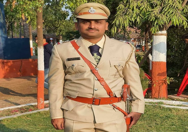 Solapur Police Sub Inspector Rahul Borade passes away due to corona at 36  Solapur : फौजदार होऊन आयुष्य कमावलं, मात्र अल्पावधीतच कोरोनानं हिरावलं; पोलीस उपनिरीक्षकाचा अवघ्या 36 व्या वर्षी मृत्यू