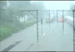 Mumbai Rains Photos: ਪਹਿਲੀ ਬਾਰਸ਼ 'ਚ ਪਾਣੀ-ਪਾਣੀ ਹੋਇਆ ਮੁੰਬਈ, ਸੜਕਾਂ 'ਤੇ ਪਾਣੀ ਭਰਨ ਨਾਲ ਟ੍ਰੈਫਿਕ ਜਾਮ 