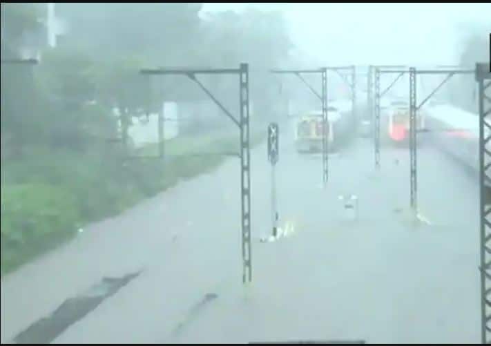 ਸਥਾਨਕ ਰੇਲ ਸੇਵਾਵਾਂ 'ਤੇ ਕੋਈ ਅਸਰ ਨਹੀਂ ਹੋਇਆ, ਪਰ ਟਰੈਕ ਪਾਣੀ ਨਾਲ ਭਰੇ ਹੋਏ ਹਨ। 