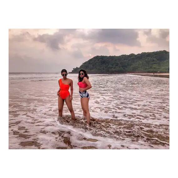 संजनानं आतापर्यंत शेअर केलेल्या फोटोंमध्ये समुद्रकिनारी असणारी तिची विविध रुपं नेटकऱ्यांची मनं जिंकत आहेत. (छाया सौजन्य- इन्स्टाग्राम)