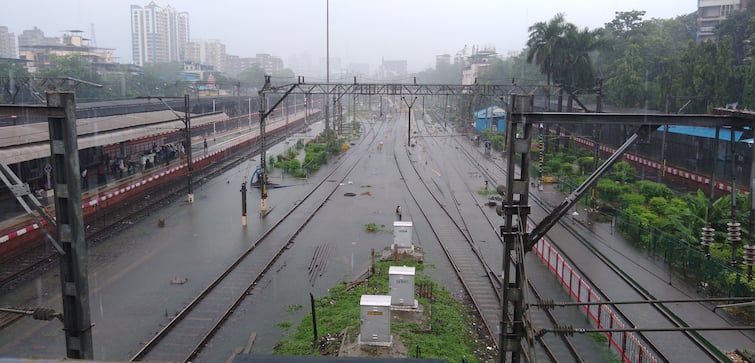 Mumbai Rain Update Rain stops in Mumbai and heavy rains begin again in western suburbs Mumbai Local Train | मॉन्सूनच्या पहिल्याच सरींनी लोकल सेवा ठप्प