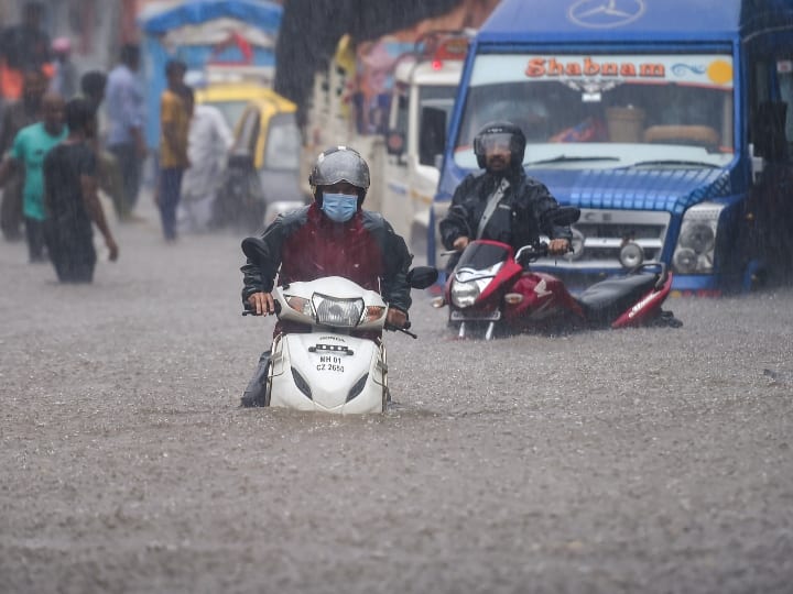 मॉनसून की पहली बारिश से पानी-पानी मुंबई, IMD ने जारी किया रेड अलर्ट; CM उद्धव ने दिए जल निकासी के निर्देश Monsoon first rain in Mumbai several areas water logged CM Uddhav directs to administration