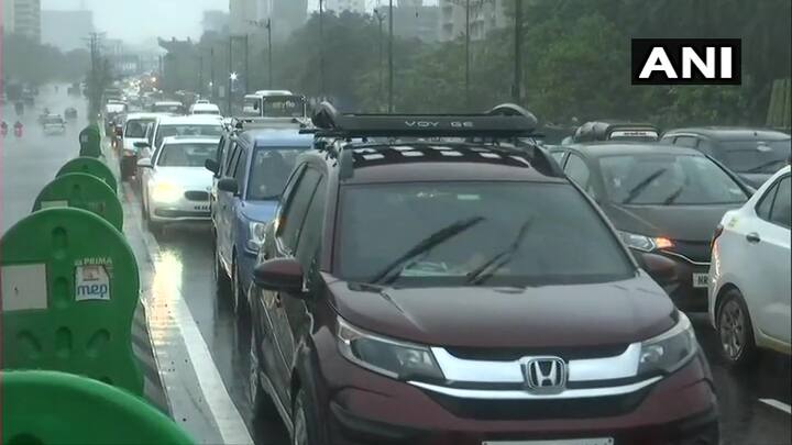 पण, मंगळवारपासून सुरु झालेल्या आणि बुधवारी जोर धरलेल्या या पावसानं पहिल्याच हजेरीत मुंबईकरांना हैराण केलं. (छाया सौजन्य- एएनआय)