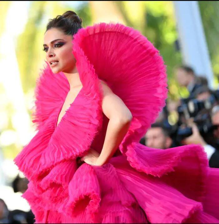 ਦੀਪਿਕਾ ਪਾਦੁਕੋਣ- ਦੀਪਿਕਾ ਪਾਦੁਕੋਣ ਨੇ ਸਮੋਕੀ ਲੁੱਕ ਨਾਲ ਰੈੱਡ ਕਾਰਪੇਟ 'ਤੇ ਜਲਵਾ ਦਿਖਾਇਆ। ਇਸ ਮੇਕਅਪ ਨੇ ਅਦਾਕਾਰਾ ਦੇ ਖੂਬਸੂਰਤ ਗੁਲਾਬੀ ਪਹਿਰਾਵੇ ਨੂੰ ਚੰਗੀ ਤਰ੍ਹਾਂ ਕੰਪਲੀਟ ਕੀਤਾ।