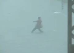 Mumbai Rains Photos: ਪਹਿਲੀ ਬਾਰਸ਼ 'ਚ ਪਾਣੀ-ਪਾਣੀ ਹੋਇਆ ਮੁੰਬਈ, ਸੜਕਾਂ 'ਤੇ ਪਾਣੀ ਭਰਨ ਨਾਲ ਟ੍ਰੈਫਿਕ ਜਾਮ 