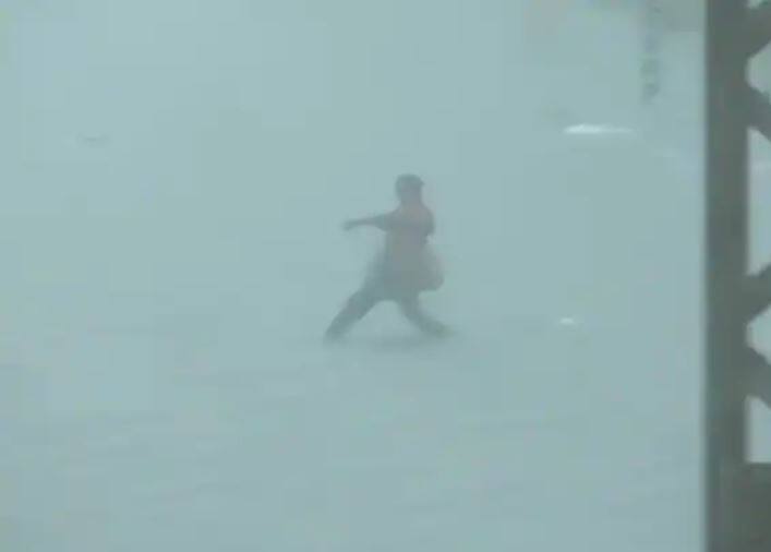 ਮਾਨਸੂਨ ਨੇ ਮੁੰਬਈ 'ਚ ਦਸਤਕ ਦੇ ਦਿੱਤੀ ਹੈ। ਅੱਜ ਸਵੇਰ ਤੋਂ ਭਾਰੀ ਬਾਰਸ਼ ਤੋਂ ਬਾਅਦ ਸ਼ਹਿਰ ਦੇ ਕੁਝ ਨੀਵੇਂ ਇਲਾਕਿਆਂ ਵਿੱਚ ਪਾਣੀ ਭਰਨ ਦੀਆਂ ਖਬਰਾਂ ਹਨ।