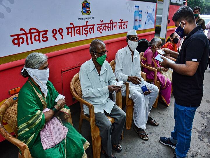 Door To Door Covid Vaccination: केंद्र सरकार ने हाई कोर्ट से कहा- घर-घर जाकर बुजुर्गों व दिव्यांगों का टीकाकरण करना संभव नहीं central government tells bombay hc that Vaccines can’t be administered at home due to risks Door To Door Covid Vaccination: केंद्र सरकार ने हाई कोर्ट से कहा- घर-घर जाकर बुजुर्गों व दिव्यांगों का टीकाकरण करना संभव नहीं