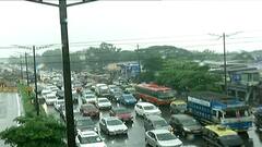 Mumbai : पावसामुळे मुंबईच्या प्रमुख रस्त्यांवर वाहतूक कोंडी