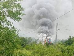 PHOTO : कोकण रेल्वे मार्गावर विजेचं काम करणाऱ्या विशेष गाडीला आग, वाहतूक विस्कळीत