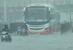 Mumbai Rains Photos: पहली बारिश में पानी-पानी हुई मुंबई, सड़कों पर पानी भरने से ट्रैफिक जाम