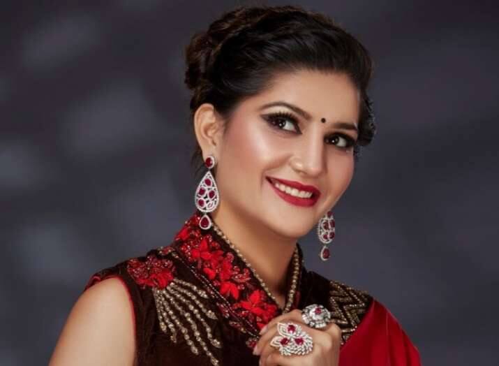वैसे आपको जानकर हैरानी होगी कि जहां सपना को 3 मिलियन लोग सोशल मीडिया पर फॉलो करते हैं. वहीं, सपना केवल 24 लोग ही हैं जिन्हें वह फॉलो करती हैं. इन 24 लोगों में उनके पति वीर साहू के अलावा वेटरन एक्टर धर्मेंद्र, सलमान खान, मीका सिंह, सुनील ग्रोवर, हिना खान, इरफान खान जैसे सितारे शामिल हैं.