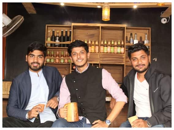 इंदौर के तीन दोस्तों ने चाय बेचने को बनाया स्टार्टअप, आज विदेशों में हो रही है सफलता की चर्चा इंदौर के तीन दोस्तों ने चाय बेचने को बनाया स्टार्टअप, आज विदेशों में हो रही है सफलता की चर्चा