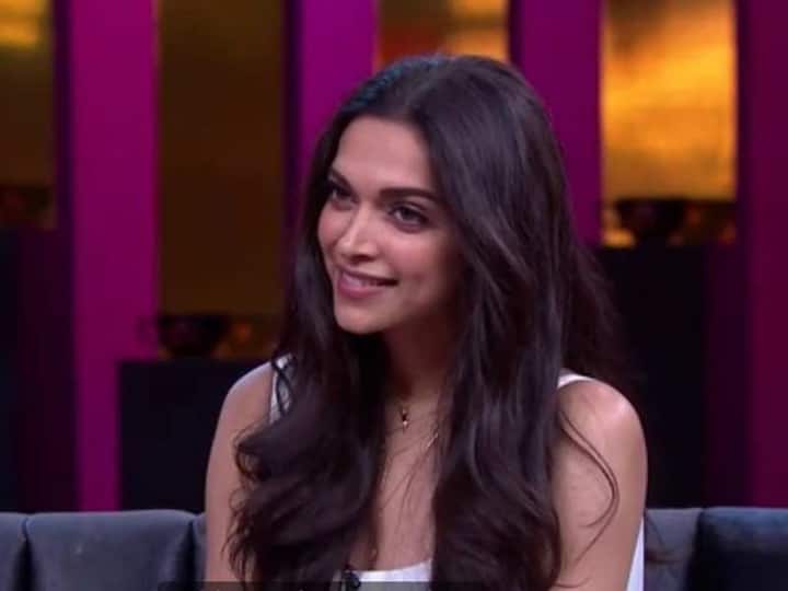 दीपिका पादुकोण – बॉलीवुड में कई ऐसे फिल्म जिन्हें करीना ने ठुकरा दिया जिसके बाद वो फिल्में दीपिका की झोली में आ गई और उन्हीं की वजह से आज दीपिका बॉलीवुड की टॉप एक्ट्रेस बनी हैं. वहीं जब दीपिका करण के शो में पहुंची और करण ने उनसे करीना के लिए करियर का सुझाव देने के लिए कहा, तो उन्होंने जवाब दिया – चैरिटी.