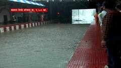 Mumbai Rain : मुंबईला पावसानं झोडपलं; सायन रेल्वे स्थानकात पाणीच पाणी, हिंदमातामध्येही पाणी साचलं