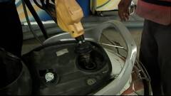 Delhi: पेट्रोल-डीजल की कीमतों में फिर इजाफा, जनता परेशान | Ground Report