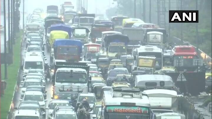 थोडक्यात काय, तर पहिल्या पावसातच मायानगरी मुंबईची त्रेधातिरपीट उडाली. (छाया सौजन्य- एएनआय)