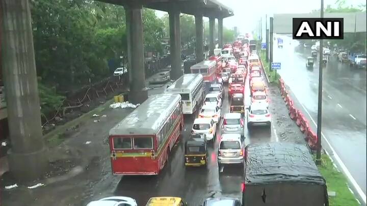 दादर, सायन, माटुंगा, मानखुर्द, चेंबूर या भागांमध्ये पाऊस अधिक जोरदार स्वरुपात बसरत असल्यामुळं सालाबादप्रमाणं इथल्या सखल भागांत लगेचच पाणी साचण्यास सुरुवात झाली. (छाया सौजन्य- एएनआय)