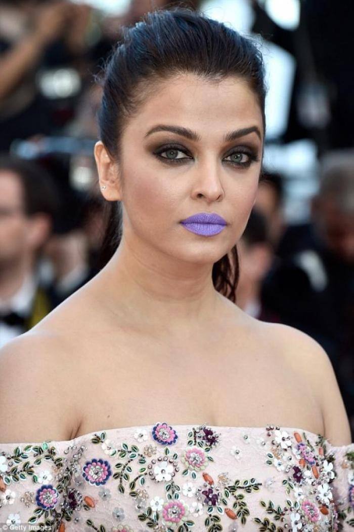 Aishwarya Rai Bachchan- जब हम मेकअप लुक की बात करते हैं, तो हम ऐश्वर्या राय बच्चन के कान्स फिल्म फेस्टिवल के रेड  कार्पेट लुक को कैसे भूल सकते हैं, जहां उन्होंने पर्पल लिप्स से हर किसी का ध्यान खींचा था.