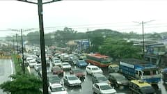 Mumbai Rain : मुंबईला पहिल्या पावसानं झोडपलं; अनेक महत्त्वाच्या मार्गांवरील वाहतूक विस्कळीत