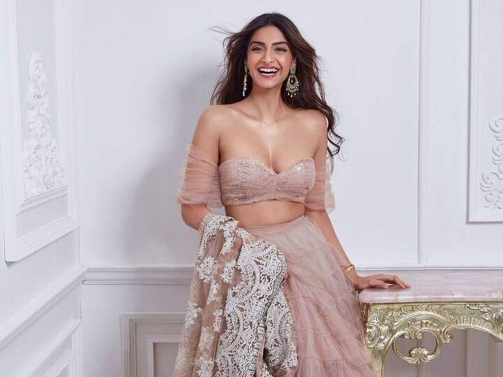 स्पेशल फैशन सेंस के लिए हैं मशहूर - वहीं सोनम कपूर अपने शानदान फैशन सेंस के लिए भी जानी जाती हैं. उनकी ट्रेनर ने बातचीत के दौरान कहा थ कि सोनम के रेड कार्पेट आउटिंग में हाई स्लिट गाउन और बैकलेस आउटफिट्स शामिल होते हैं, इसलिए हम लेग वर्क करते रहते हैं. अपर बॉडी वर्कआउट पर उतना ही जोर दिया जाता है, क्योंकि उन्हें फ्लॉन्ट करने के लिए टोन्ड बैक की जरूरत होती है.