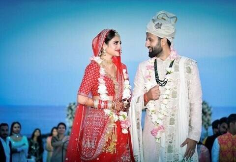 बंगाली अभिनेत्री नुसरत जहां यांचे 2019 मध्ये तुर्की येथे बिझनेसमॅन निखिल जैनसोबत लग्न झाले होते. नुसरतने स्वत: तिच्या लग्नाची छायाचित्रे सोशल मीडियावर शेअर केली होती. पण आता हे लग्न मान्य नसल्याचे अभिनेत्रीने म्हटले आहे.